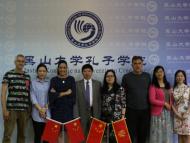 黑山电视台工作人员与潘卫民教授、孔院教师合影