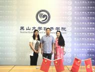 崔志伟大使、于希女士与罗春霞女士合影